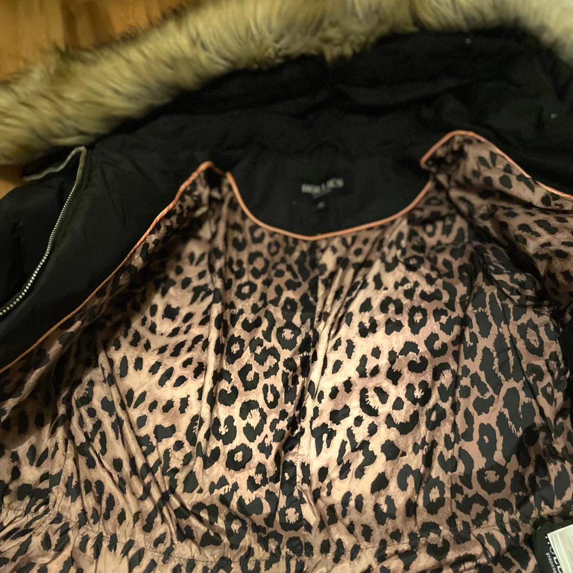 Svart dunjacka från Hollies - 1