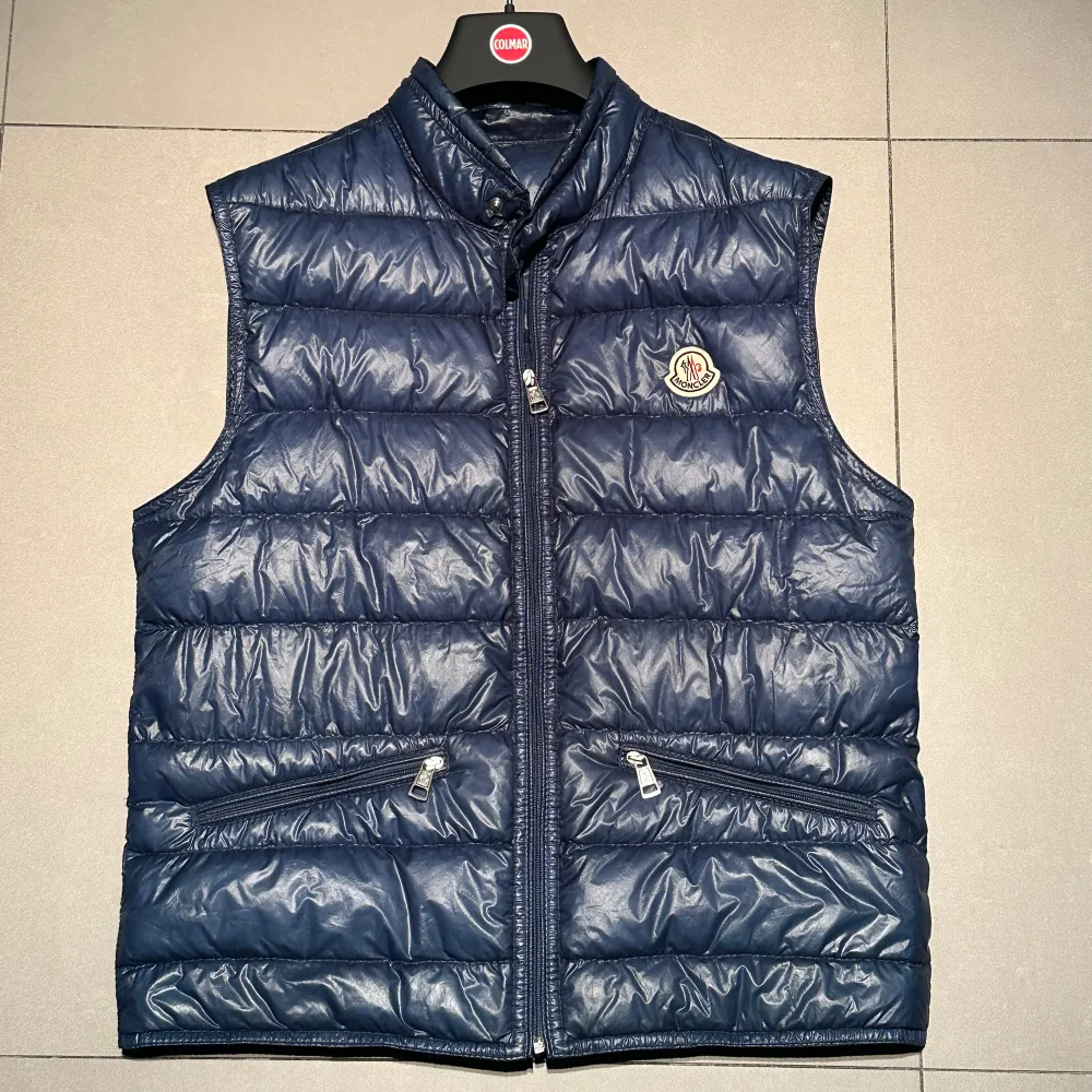 en sjukt snygg moncler väst || strlk 1 ( S )  || skicket är mycket bra 9/10 || färgen royal blue || självklart äkta || priset är ej hugget i sten || hör av er vid intresse!! . Jackor.