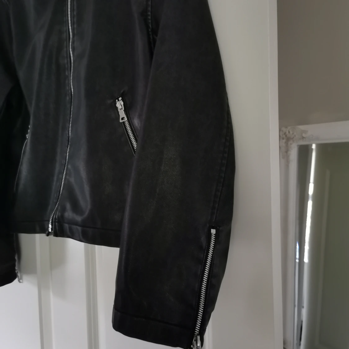 Jacka, (fejkat skinn.)  - 91