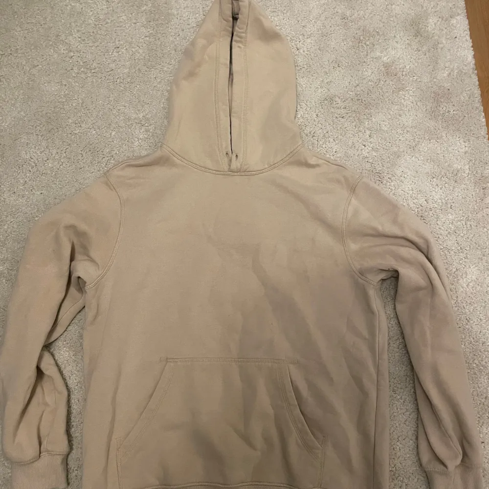 Säljer en beige hoodie från H&M i storlek L. Den är i relaxed fit och har en stor ficka fram. Perfekt för en chill dag eller när du vill ha något bekvämt och stilrent. 🧥. Tröjor & Koftor.