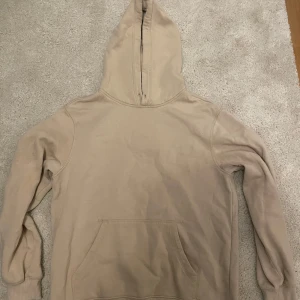 Beige hoodie från H&M - Säljer en beige hoodie från H&M i storlek L. Den är i relaxed fit och har en stor ficka fram. Perfekt för en chill dag eller när du vill ha något bekvämt och stilrent. 🧥