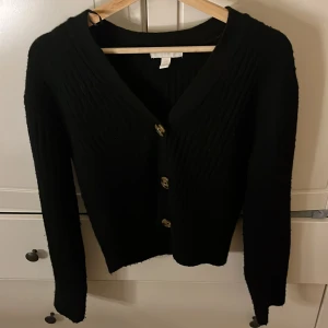 Svart kofta med knappar - Säljer en svart stickad kofta från Hm, använd några gånger men i bra skick! 💞