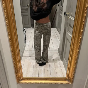 Leopard jeans - Leopard jeans från strandinarvius, dom är Low/mid waist och sitter perfekt på mig i längden som är 167🥰Byxorna har aldrig använts och nypriset är 500kr! 