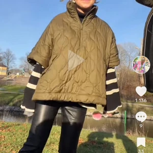 Grön poncho  - Säljer denna super snygga poncho  helt slutsåld❤️❤️ storlek s och passar super på mig som är 164 men passar även längre såklart 