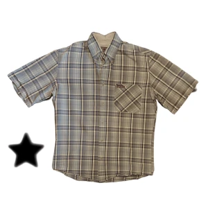 MARLBORO Vintage Skater Skjorta - Sjuk skjorta från Marlboro i perfekt skick, köpt Vintage! Passar M-L men även S lite baggy🤝 Hojta på DM för frågor och bud⭐️