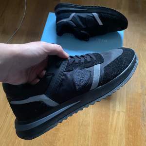 Säljer ett par snygga svarta sneakers från Philippe Model i bra skick. De har en stilren design med grå detaljer och snörning. Perfekta för både vardag och fest! Skorna kommer i originalförpackning. Öppen för byten