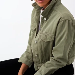 Olivgrön jeansjacka - Snygg olivgrön jeansjacka i croppad stil med knappar framtill. Perfekt för vår och höst, med en cool och avslappnad look. Jackan har långa ärmar och två bröstfickor med lock. Passar perfekt till både vardag och fest! Pris kan diskuteras!!