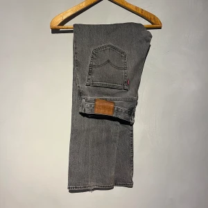 Levis jeans 501 - Säljer dessa grå Levis 501 i bra skick. Storlek 31/32 men sitter lite mindre. Lite slitning längst ner på jeansen. Hör av dig vid frågor!
