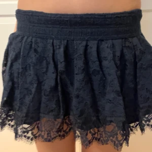 Marinblå spetskjol  - Såå fin och cool minikjol med spets⭐️⭐️