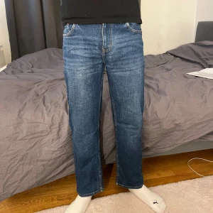 Blå jeans från Levi's - Säljer ett par klassiska blå Levi's jeans i bra skick. De har en straight passform och är perfekta för vardagsbruk. Jeansen har den ikoniska röda Levi's-lappen och en läderpatch baktill. Perfekta för både höst och vår! Knappt använda därav till salu. 