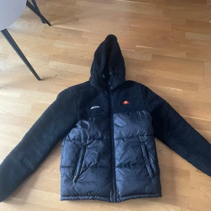 Svart vinterjacka - Säljer en snygg Ellesse jacka. Använd typ två gånger så i riktigt fint skick. Storlek M