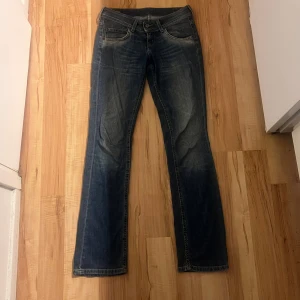 Lågmidjade bootcut jeans från Lee - Säljer ett par snygga lågmidjade blå jeans från Lee i väldigt bra skick. Köpte för 600kr och har bara använt nån gång. Dom är i storlek 34/36 och totallängden är 108cm. Skriv för fler bilder eller annat. Pris kan diskuteras vid snabb affär. 💕💞