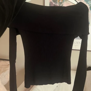 Off-shoulder tröja  - Ribbad, svart off-shoulder tröja från BikBok🥥