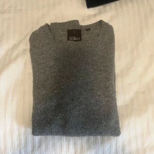 Oscar Jacobsson tröja - En snygg tröja till hösten/ Vintern. I ett mycket bra skick. Passar bäst folk i storlek S, men även dom i M Nypris: 1200kr Vid funderingar är det bara att höra av sig. 