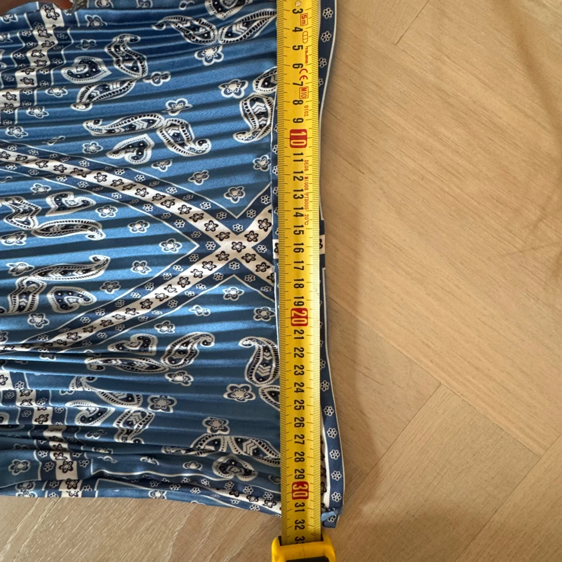 Blå mönstrad klänning från Sandro - 92