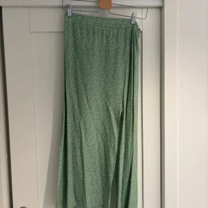 Blommig kjol - Grön kjol med blommigt mönster 💚