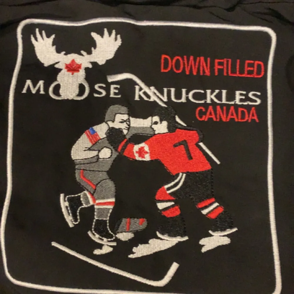Moose knockles jacka i bra skick. Möts upp i Stockholm annars är det frakt som gäller. Denna mooseknockles verision är svår att få tag på så passa på! Perfekt för de kalla vinter dagarna! Storlek L men sitter som M!. Takit.