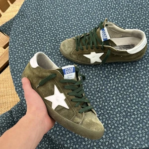 Golden goose - Golden goose skor i en väldigt snygg colorway. Fint skick, Storlek 41 passar lätt 42 också. Pris 2399 tar bud 