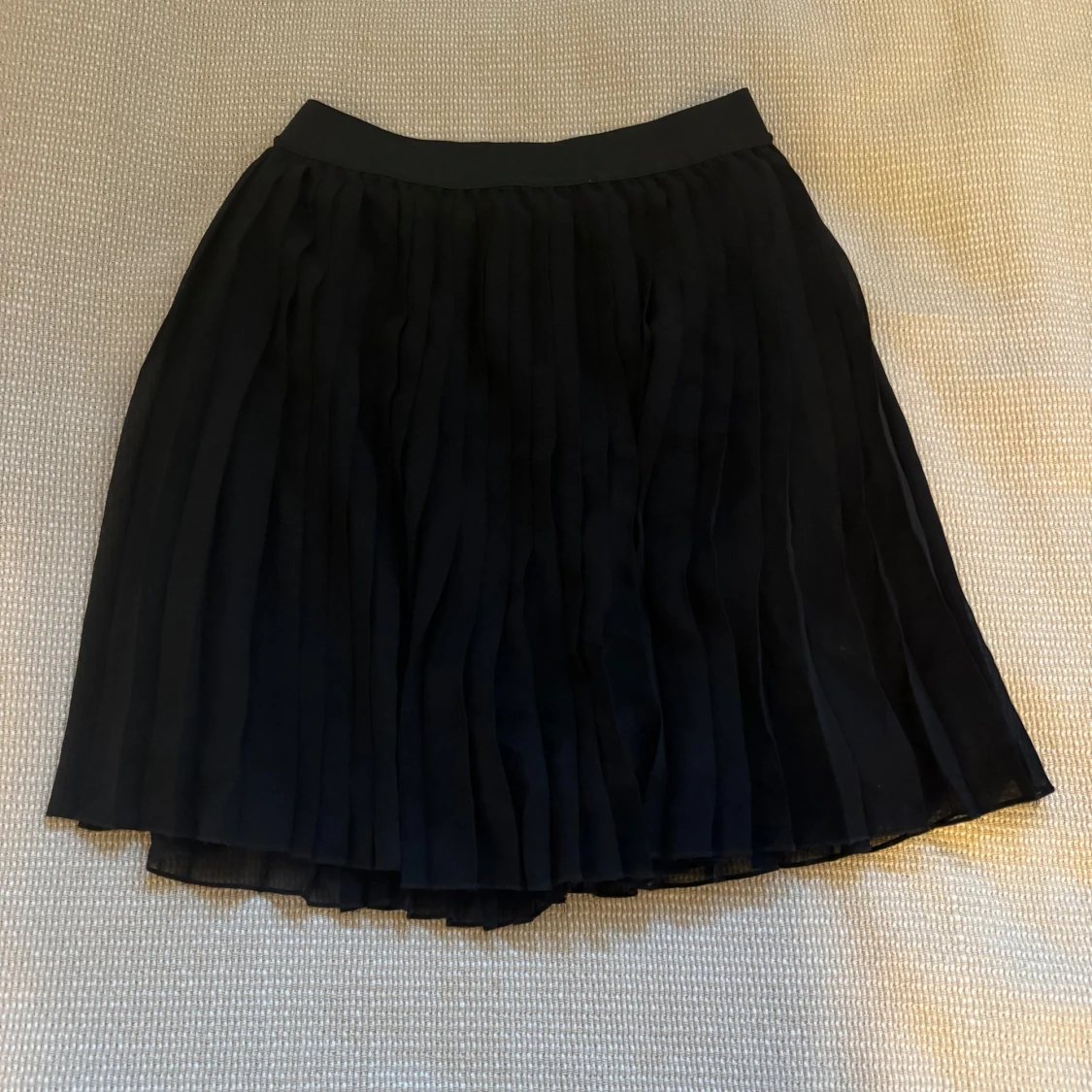 Svart plisserad kjol från NA-KD