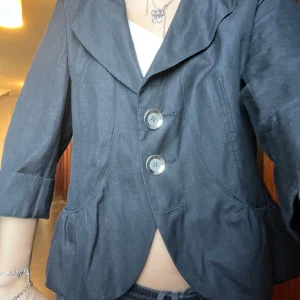 Svart kappa/kavaj - Sååå snygg och fin kappa/kavajjacka med volang och snygga knappar🤍 Passar ungefär S-L