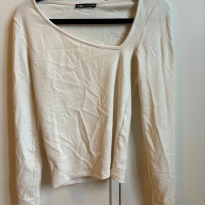 Tröja från Zara  - Långärmad tröja från Zara. Lite noppig men som förmodligen kan tas bort med noppmaskin.