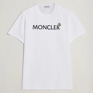 Vit moncler t-shirt - Vit Moncler t-shirt i bra skick, använd 2-3 gånger. Säljer då den aldrig används. Vid snabbt köp kan pris diskuteras, jag fraktar dagen efter💕Finns QR kod att skanna som tar en direkt till hemsidan.