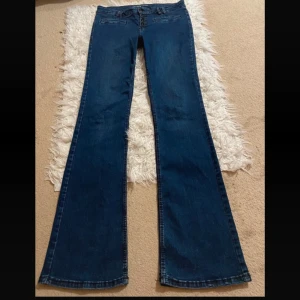 lågmidjade jeans - sjukt snygga bootcutjeans💕 midmått: ca 41 innerbenslängd: ca 86 ( passar inte mig därav ingen bild på ) 