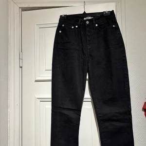 Svarta jeansbyxor - Säljer ett par svarta jeansbyxor i mycket bra skick. De har en klassisk femficksdesign och är högmidjade för en bekväm passform. Perfekta för både vardag och fest! 🖤