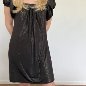 Klänning med bolero  - Säljer en super fin klänning med inbyggd bolero så sjukt snygg men har för många klänningar så måste tyvärr sälja💗