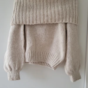 Beige stickad tröja från Gina Tricot - Mysig beige stickad tröja från Gina Tricot i storlek S. Den har en bred ribbad krage som kan bäras off-shoulder och långa ärmar med ribbade muddar. Endast användas 1 gång! Storlek: S  Skickas inslagen i silkespapper i vattentätt paket.   Skicka pm för fler bilder. 