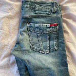 Only jeans lågmidjade - Raka jeans från Only i storlek 36/32 som är lågmidjade, passar mig perfekt i längden som är ca 160 cm. Supersnygga fickor och väldigt fin blågrå färg, endast testade. 🧚‍♀️
