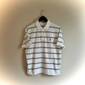 Ralph Lauren (M) - Bra skick! Vintage piké! Sitter bra och det är skönt material. Mönstret passade inte mig så säljer. Skriv vid mer frågor:)