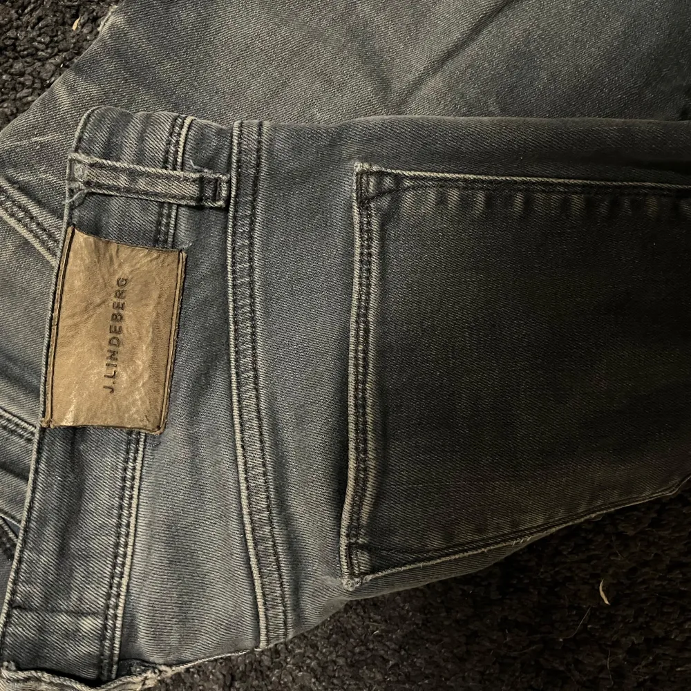 Säljer ett par snygga och coola jeans ifrån J.Lindeberg. Hör av dig vid frågor eller funderingar. Tar även byten. Pris kan diskuteras. . Jeans & Byxor.