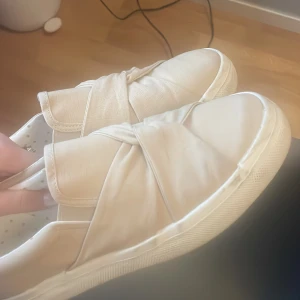 Jätte snygga beiga skor! - Sjukt snygga, då dem inte kommit till andvändning passar jag på att sälja! Dem är i storlek 40 men jag som har 38/39 passar dem helt perfekt! Skriv om ni vill ha fler bilder pris går att diskuteras