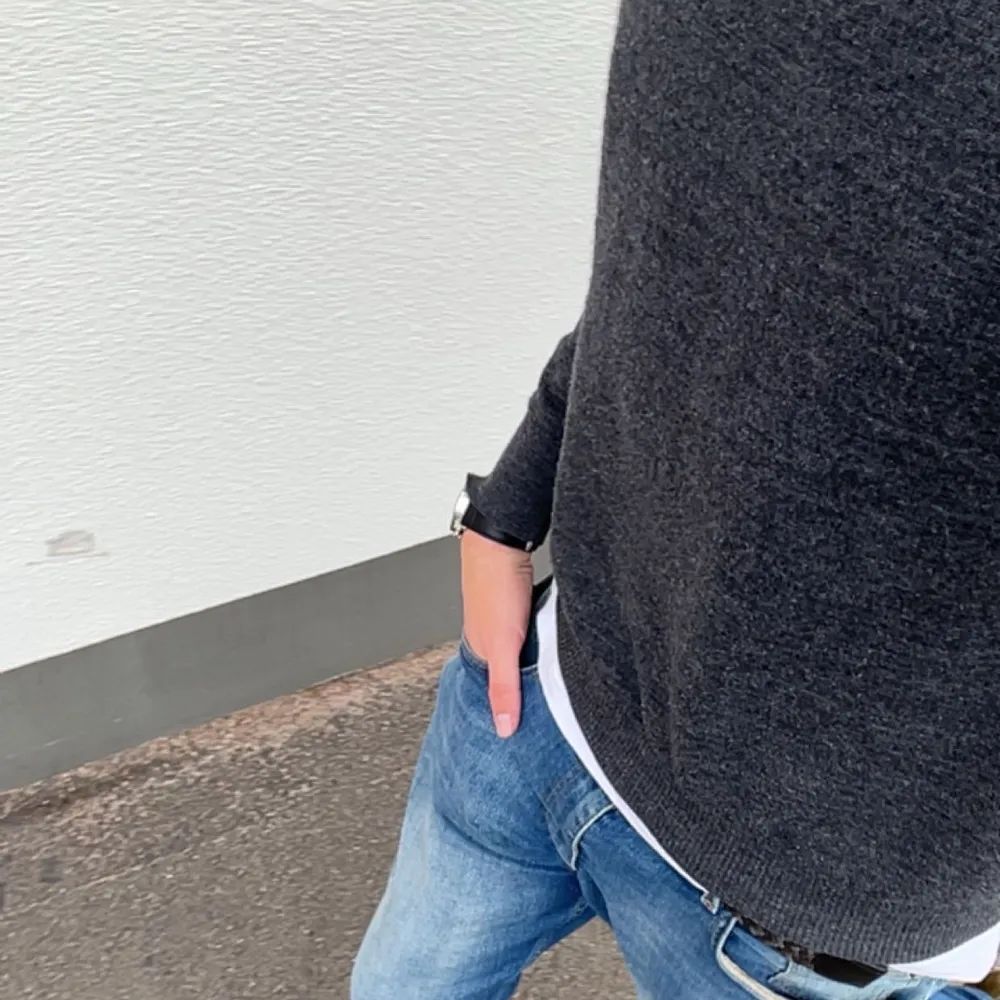 Säljer en stilren mörkgrå tröja från Bruun & Stengade i storlek XXL fast passar som XL. Tröjan är i mycket bra skick inga fel och perfekt för både höst och vinter. Den har långa ärmar och är gjord i ett mjukt material som känns skönt mot huden. Passar både till vardags och lite finare tillfällen.. Neuletakit & Villapaidat.