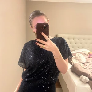 Glittrig klänning - Säljer en marinblå glittrig klänning från Meet Me There i storlek M/L men är mer åt en S/M. Perfekt till nyår. Använd 1 gång 