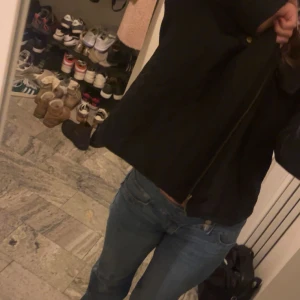 Lågmidjade jeans gammal modell - Jeansen är köpta från hm för länge sedan och jag säljer de de är för långa för mig!