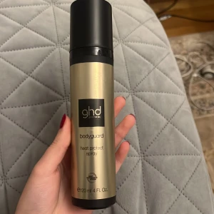 Ghd värmeskydd - Säljer en flaska Ghd värmeskydd helt oanvänd!! Säljer pågrund av att jag har köpt en annan märke! Flaskan är 120 ml och är superbra för hårstyling.