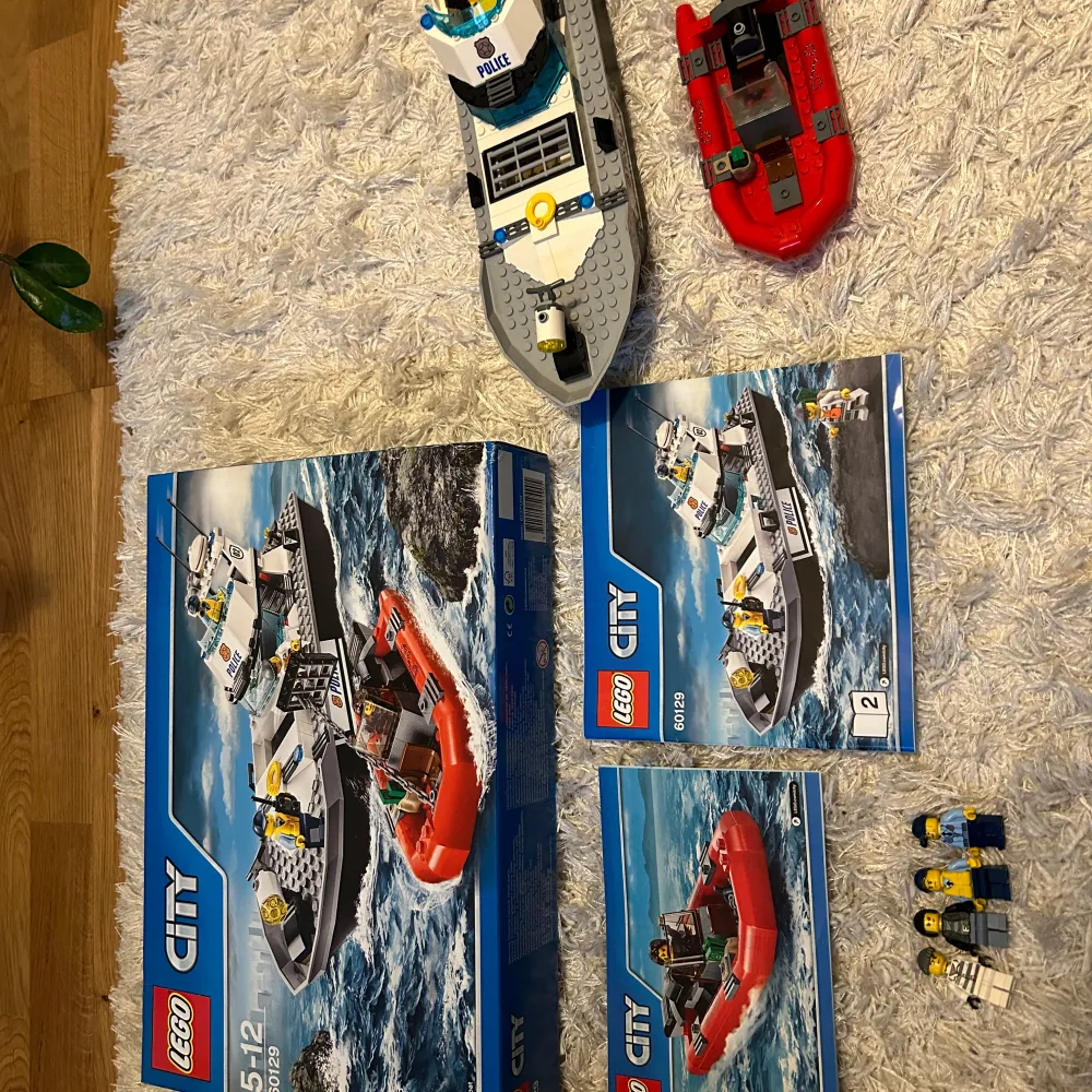 Säljer ett LEGO City, polispatrull båt med jolle. innehåller också fyra minifigurer. Perfekt för barn mellan 5-12 år som älskar äventyr på vattnet! Allt är i bra skick.Instruktioner och kartong medföljer, ngn mindre bit saknas, kedjan till jollen. I övrigt komplett. . Övrigt.