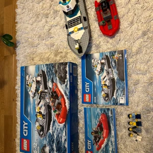 LEGO City 60129, police patrol boat  - Säljer ett LEGO City, polispatrull båt med jolle. innehåller också fyra minifigurer. Perfekt för barn mellan 5-12 år som älskar äventyr på vattnet! Allt är i bra skick.Instruktioner och kartong medföljer, ngn mindre bit saknas, kedjan till jollen. I övrigt komplett. 