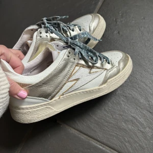 Coola sneakers - Så unika sneakers från ett franskt märke som heter Semerdjian. Guldiga med coola leopardsnören. Endast använda ca 3 gånger. Nypris ca 1800