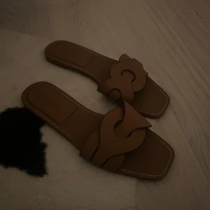 Bruna sandaler - Bruna sandaler från pull & bear, bra skick