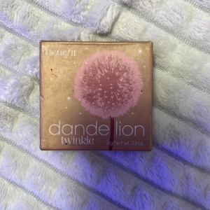  Highlighter från benefit  - Highlighter från benefit. Skriv privat för mer frågor💗