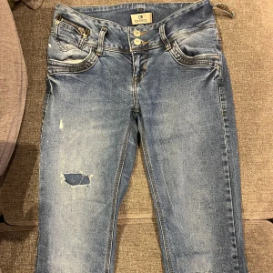 LTB jeans - Säljer dessa jätte snygga och coola blå jeansen från LTB i modellen jonquil. De har slitna detaljer på framsidan, coola färgstenks fläckar och även dragkedja på vänster ficka. Ena hällan har släppt(se bild 5) men det borde vara enkelt att åtgärda💖