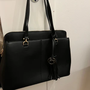 Handväska - Svart rymlig handväska med flera fack, perfekt till skola eller jobb🖤  Från märket Anna Field, men köpt på Zalando