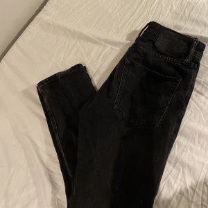 Svarta jeans från Jack & Jones - Säljer ett par svarta jeans från Jack & Jones i storlek 27/30. De har en loose fit och är perfekta för en avslappnad stil. Jeansen är i bra skick och passar till både vardag och fest. Perfekt för höst och vinter!