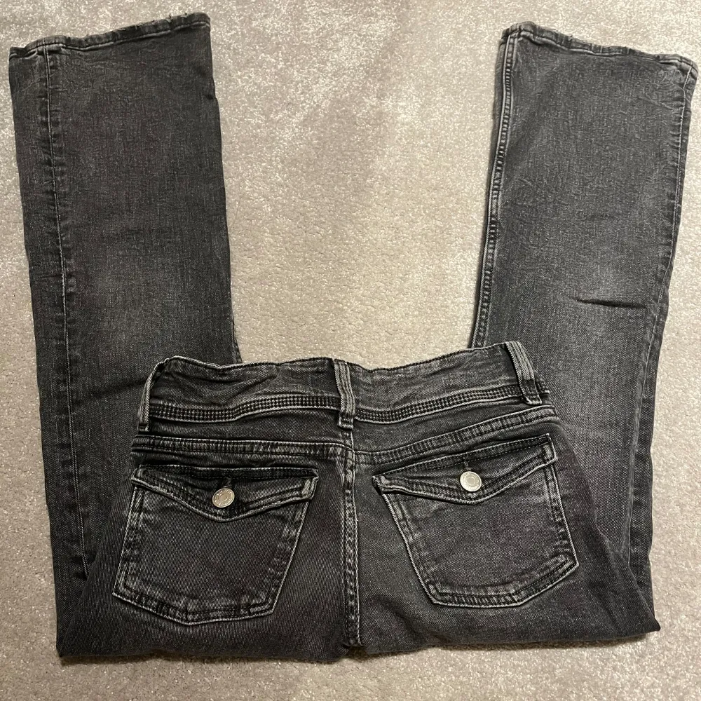 Min lillasyster säljer hennes mörk grå Gina Young Low waist bootcut jeans med knapp-bakfickor som är väldigt trendiga, storlek 140. Bara andvända i ungefär två månader lite då och då, inget som syns eller har slitits på byxorna!. Jeans & Byxor.