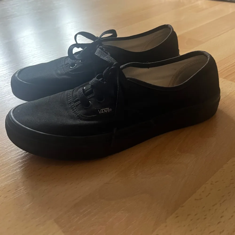 Säljer ett par svarta Vans sneakers i bra skick. De har en stilren design med snörning och den ikoniska 'Off the Wall'-loggan på hälen. Perfekta för vardagsbruk och passar till nästan allt. Sköna och tidlösa!. Skor.