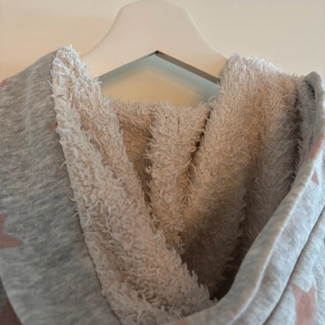 Grå onesie med stjärnor från Lindex - 90