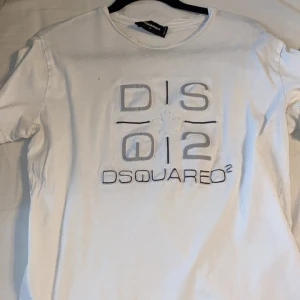 Dsquared2 - Dsquared2 shirt. Ända felet är ett jätte litet hål som ni kan se på bilden men annars bra skick. 8/10. Storlek M passar S